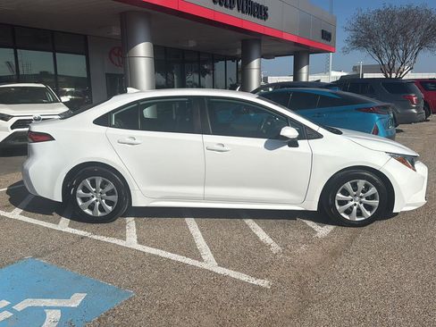 Used 2025 Toyota Corolla LE image 2