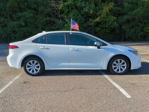 Used 2024 Toyota Corolla LE image 3