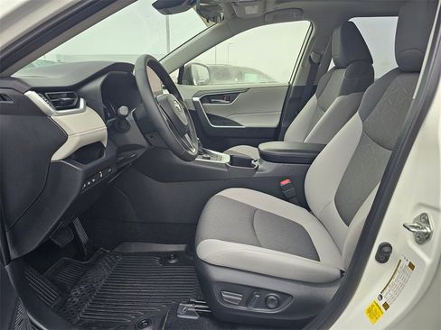 Used 2025 Toyota RAV4 XLE image 19
