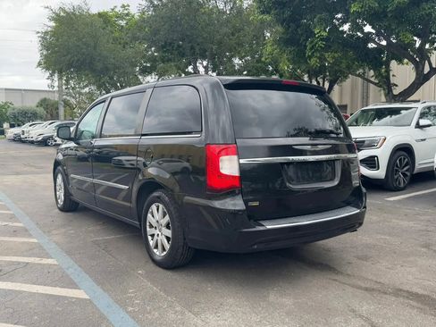 Used 2014 Chrysler Town & Country Touring FWD image 10