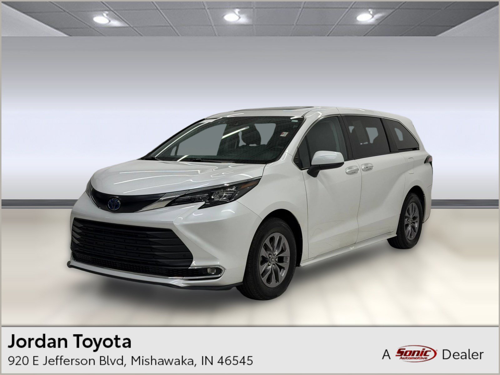 Used 2024 Toyota Sienna XLE FWD image 1