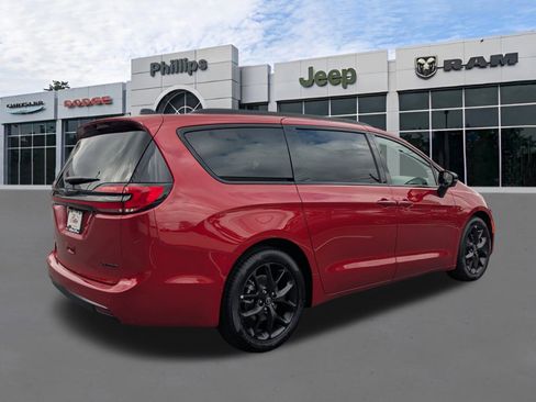 New 2026 Chrysler Pacifica Limited w/ S Appearance Package image 3
