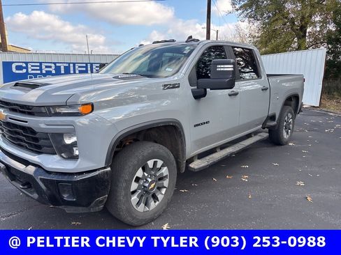 Used 2024 Chevrolet Silverado 2500 Custom w/ Custom Value Package image 3