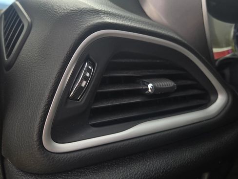 Used 2025 Chrysler Pacifica Select FWD image 19