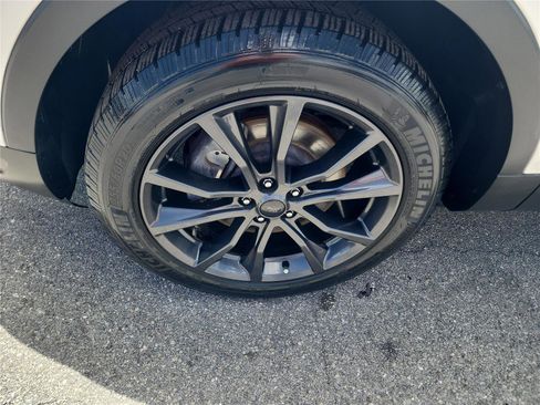 Certified 2018 Ford Explorer XLT w/ Equipment Group 202A image 9