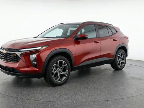 Used 2025 Chevrolet Trax LT w/ LT Convenience Package image 3