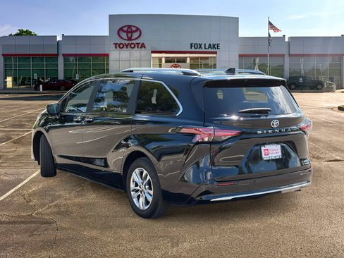 Used 2023 Toyota Sienna Limited FWD image 3