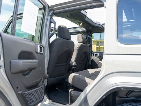 Used 2023 Jeep Wrangler Unlimited w/ Sun & Screen Package AWD/4WD image 29