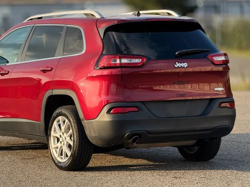 Used 2017 Jeep Cherokee Latitude w/ Comfort & Sound Group FWD image 16