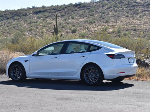 Used 2021 Tesla Model 3 Standard Range Plus image 5