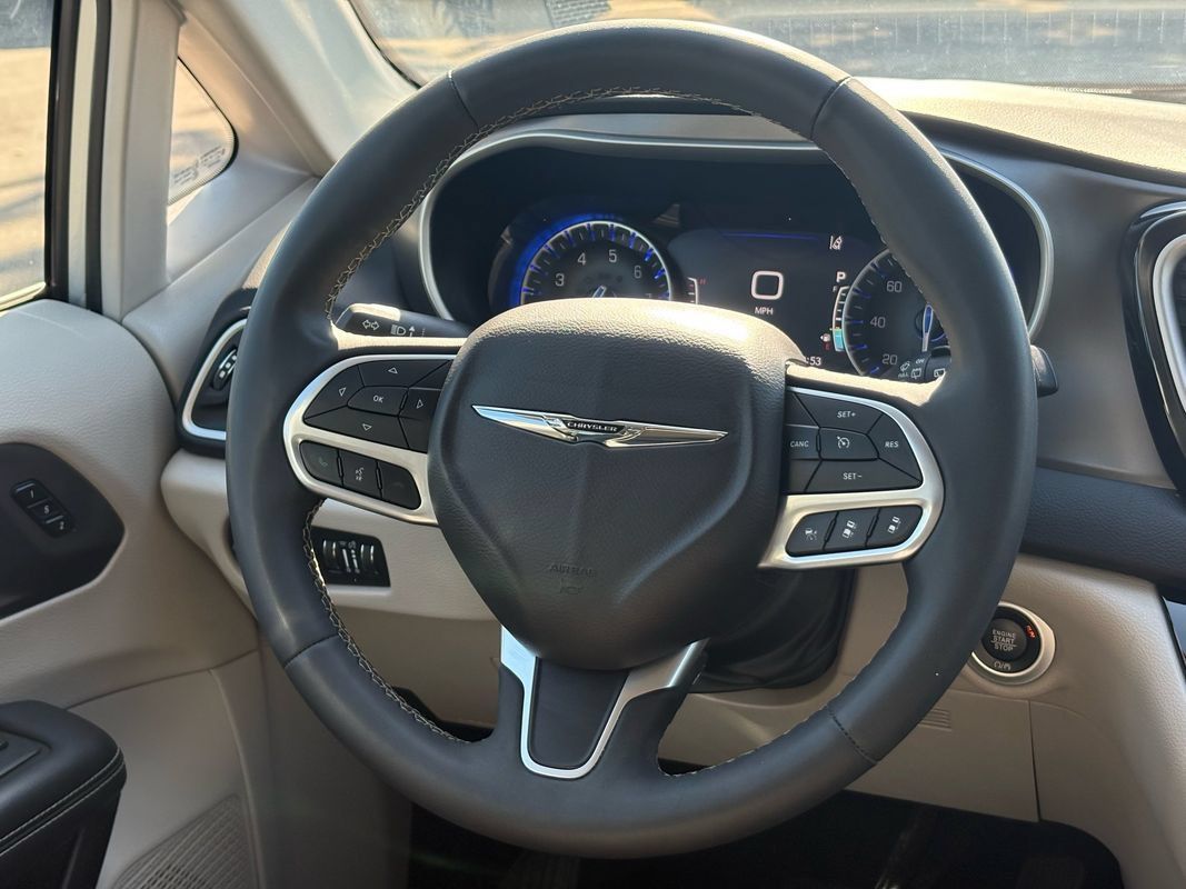 Used 2024 Chrysler Pacifica Touring-L FWD image 20