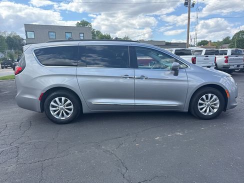 Used 2017 Chrysler Pacifica Touring-L FWD image 8