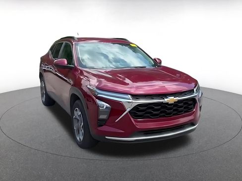 Used 2025 Chevrolet Trax LT FWD image 3