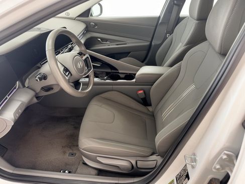 Used 2025 Hyundai Elantra SEL FWD image 5