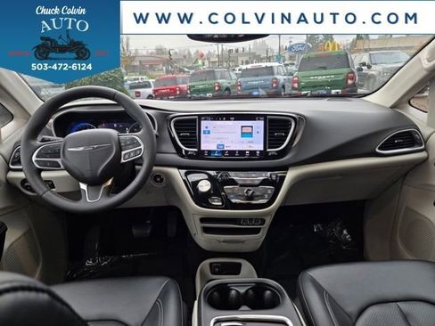 Used 2024 Chrysler Pacifica Touring-L image 16