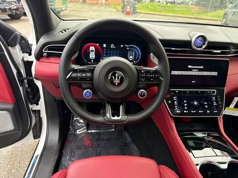 Used 2025 Maserati Grecale Modena AWD/4WD image 17
