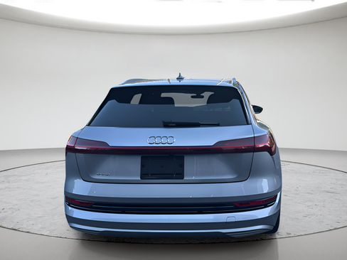 Used 2019 Audi e-tron Prestige w/ Prestige Package AWD/4WD image 6