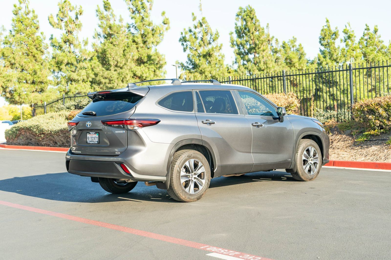 Used 2024 Toyota Highlander XLE AWD/4WD image 9