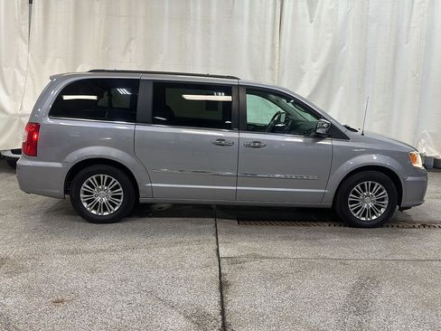 Used 2014 Chrysler Town & Country Touring-L w/ Driver Convenience Group image 7