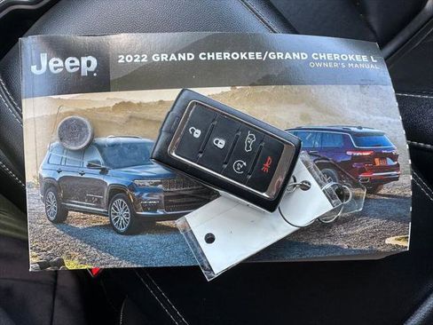 Certified 2022 Jeep Grand Cherokee Limited AWD/4WD image 9