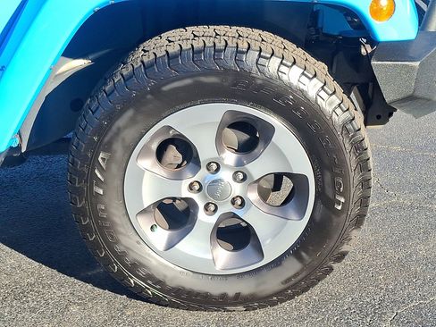 Used 2017 Jeep Wrangler Unlimited Sahara w/ Connectivity Group image 8