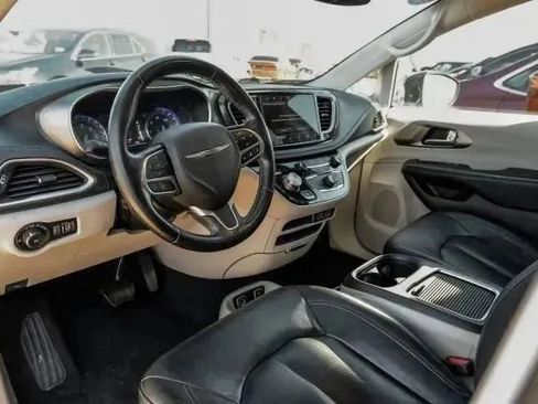 Used 2021 Chrysler Pacifica Touring-L image 3