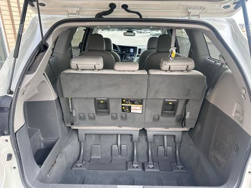 Used 2020 Toyota Sienna XLE Premium w/ Carpet Mat Package image 9