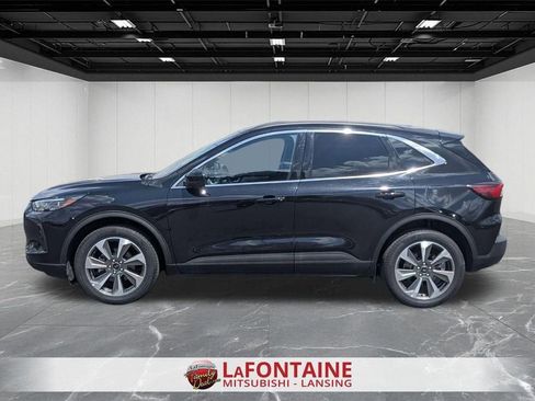 Used 2024 Ford Escape Platinum AWD/4WD image 2