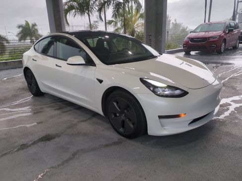 Used 2023 Tesla Model 3 Standard Range image 2