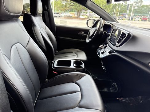 Used 2025 Chrysler Pacifica Select FWD image 22