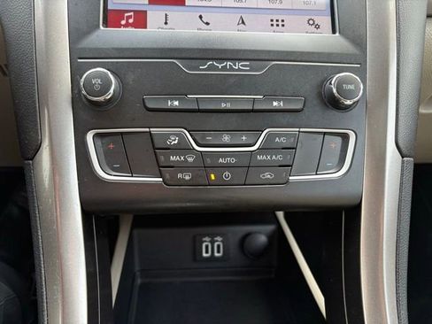 Used 2019 Ford Fusion SE image 27