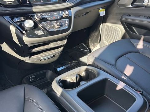 New 2026 Chrysler Pacifica Select image 12