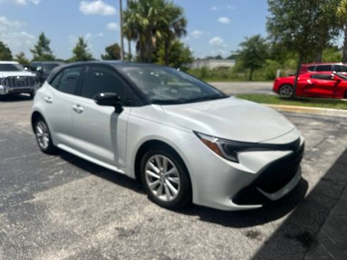 Used 2025 Toyota Corolla SE w/ SE Package FWD image 2