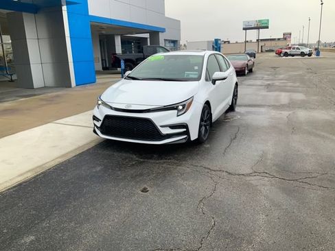 Used 2023 Toyota Corolla SE w/ SE Premium Package image 2