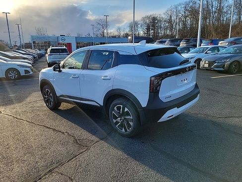 Used 2025 Nissan Kicks SV w/ Charging Package image 3