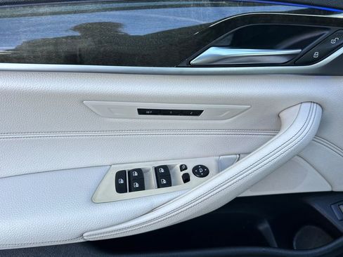 Used 2019 BMW 530e w/ M Sport Package image 10