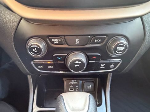 Used 2017 Jeep Cherokee Latitude image 19