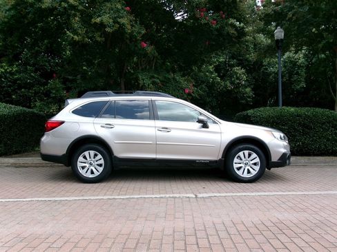 Used 2016 Subaru Outback 2.5i Premium AWD/4WD image 8