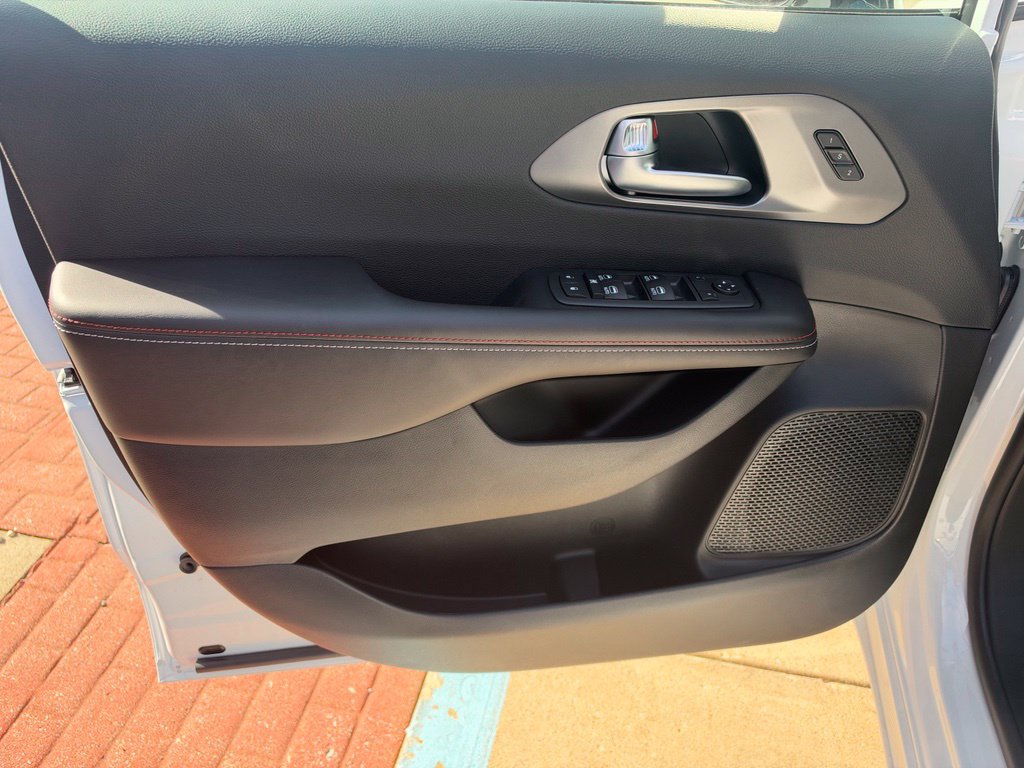 New 2027 Chrysler Pacifica Select AWD/4WD image 25