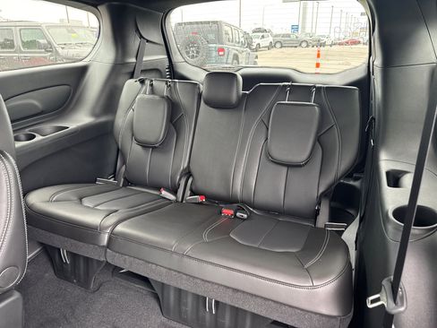 New 2026 Chrysler Pacifica Select FWD image 6