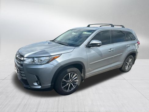 Used 2017 Toyota Highlander XLE AWD/4WD image 2