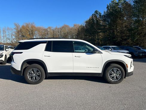 Used 2025 Chevrolet Traverse LT image 11