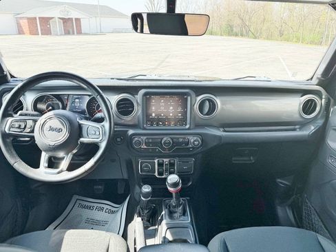 Used 2018 Jeep Wrangler Unlimited Sahara AWD/4WD image 12