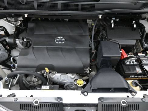 Used 2013 Toyota Sienna XLE FWD image 16