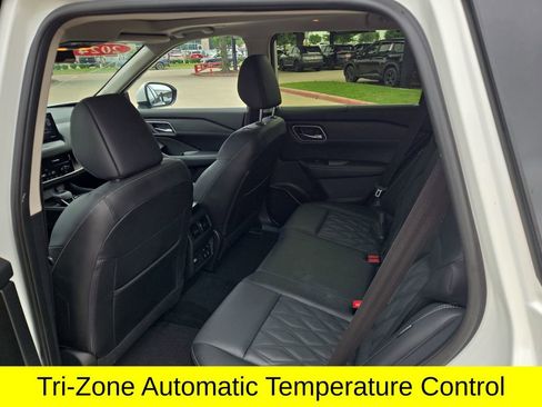 Used 2024 Nissan Rogue Platinum w/ Platinum Premium Package FWD image 12