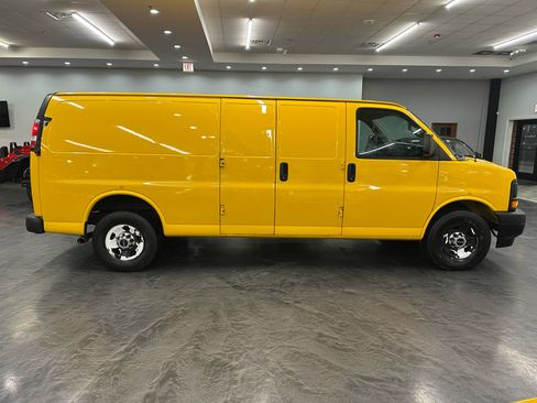 Used 2017 GMC Savana 2500 Extended image 4
