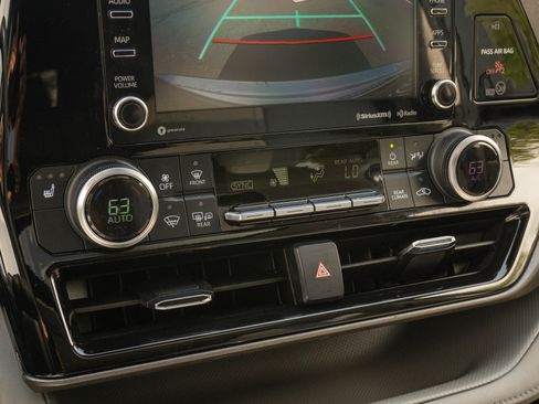 Used 2021 Toyota Highlander XLE FWD image 26