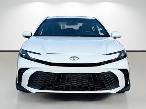 Used 2025 Toyota Camry SE FWD image 8