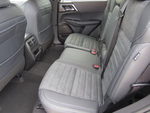 New 2025 Mitsubishi Outlander SE image 9