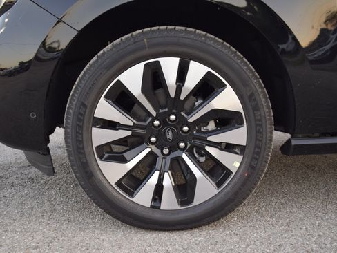 New 2025 Ford Expedition Platinum w/ Driver's Package image 27